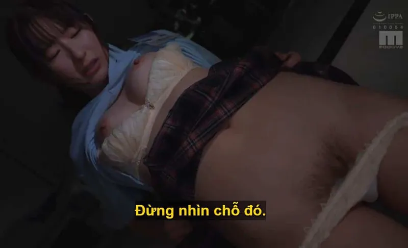 Sếp lớn mưu tính "xử đẹp" em nhân viên kiêu kỳ lười nhác, suốt ngày chỉ chăm chăm chat chit với người yêu.