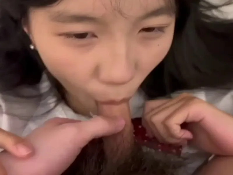 Em loli dễ thương mút cậu bé biến em thành con đào nứng p2